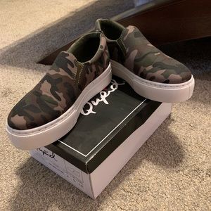 NIB Camo sneakers